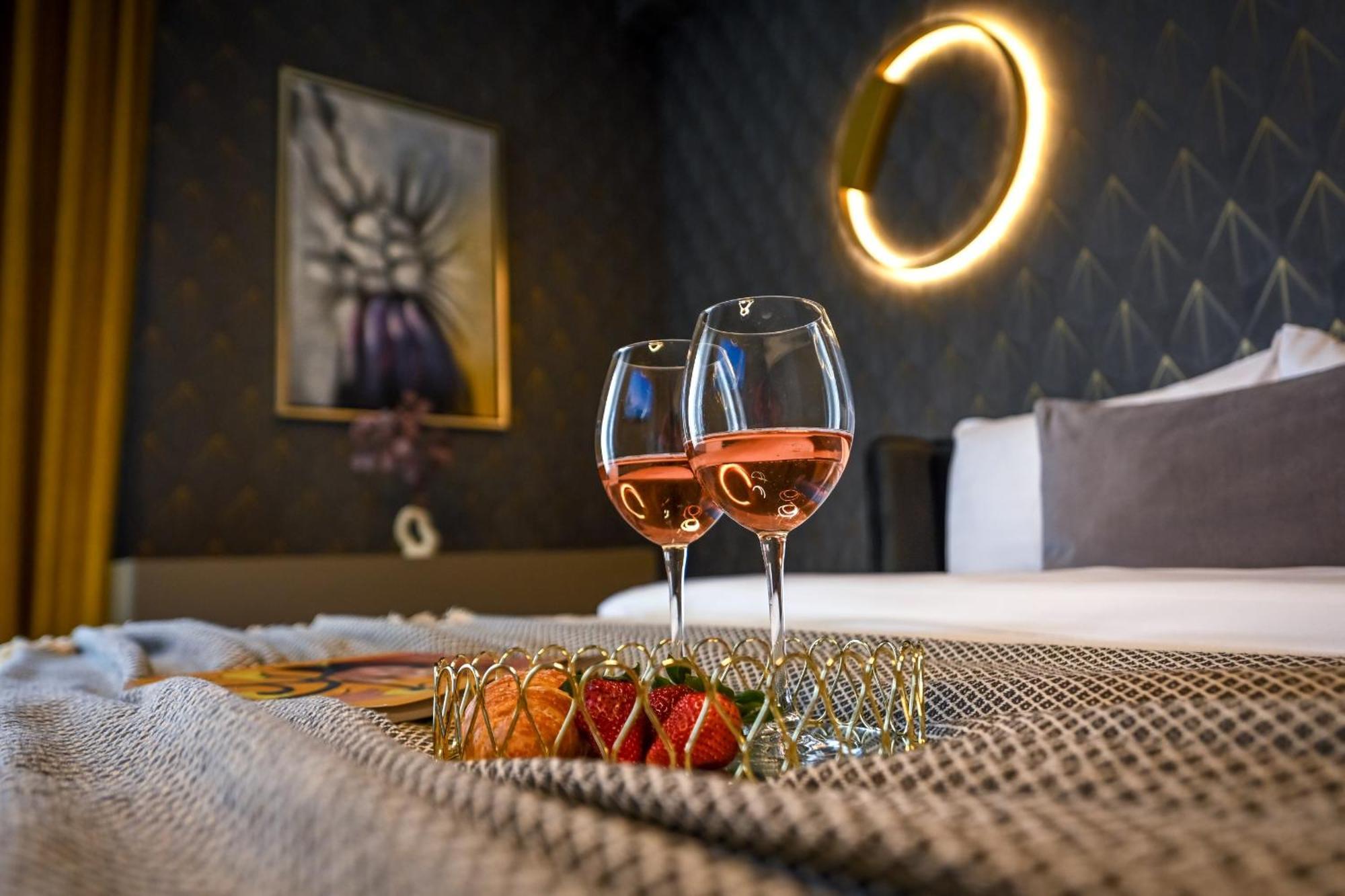 One Verdi Park Exclusive Apartments - Panoramic View & Private Parking Бухарест Номер фото
